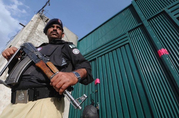 Un policía paquistaní monta guardia ante la puerta de la vivienda en la que murió Osama Bin Laden.