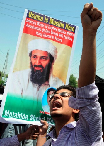 Paquistaníes gritan consignas contra Estados Unidos por la muerte Osama bin Laden, el fallecido líder de la red terrorista Al Qaeda.