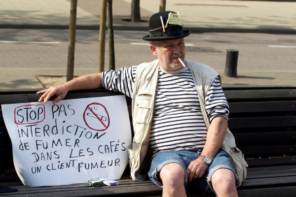Los hosteleros belgas también realizan una protesta contra una normativa que prohíbe el consumo de tabaco en bares y restaurantes.