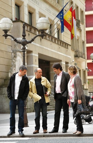 Los miembros de Bildu Oskar Matute, Martín Garitano, Pello Urizar e Ikerne Badiola (izda-dcha), antes de la reunión que mantuvieron con representantes del PNV, hoy en Bilbao.