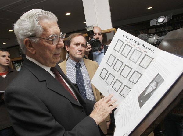 El escritor hispano-peruano Mario Vargas Llosa lee un documento durante la inauguración de una exposición dedicada a su obra.