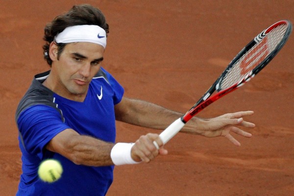 El tenista suizo, Roger Federer, devuelve una bola al jugador español, Feliciano López, durante el partido de segunda ronda del Mutua Madrid Open, que disputan en las instalaciones de 
