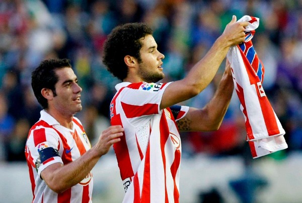 El centrocampista del Atlético de Madrid, Mario Suárez (d), junto a su compañero Antonio López, dedica un gol del equipo rojiblanco a su compañero Juanfran.