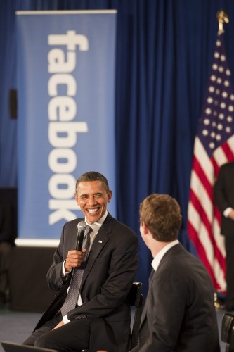 El presidente Barack Obama (I) conversa con el ejecutivo principal de Facebook, Mark Zuckerberg (d).