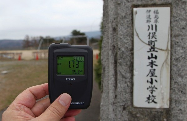 Los niveles de radiación marcan 1,73 microsieverts por hora en un colegio de primaria en Kawamata en la prefectura de Fukushima (Japón).