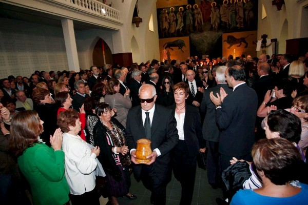 Baldomero, hermano de Severiano Ballesteros, porta la urna con los restos del golfista, al finalizar el funeral, hoy en la iglesia parroquial de San Pedro en Pedreña.