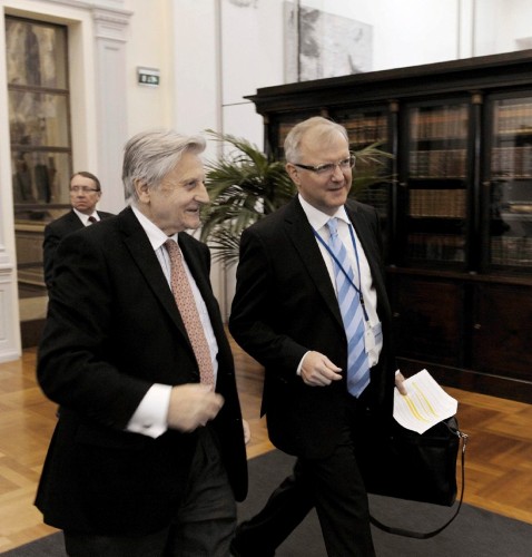 El presidente del Banco Central Europeo, Jean-Claude Trichet (izq), conversa con el comisario europeo de Asuntos Económicos y Monetarios, Olli Rehn (dcha).