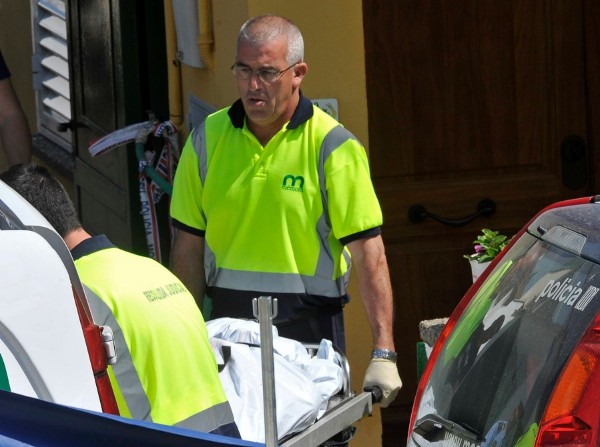 Miembros de la comisión judicial trasladan el cadáver de la mujer de 65 años que ha fallecido en su casa de Bescanó (Girona) en un caso de violencia machista.