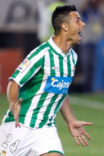 El delantero del Betis, Rubén Castro, celebra el primer gol del equipo andaluz, durante el encuentro que les enfrenta esta noche al Tenerife en el estadio Benito Villamarin, y que puede suponer el ascenso del equipo bético a primer división.