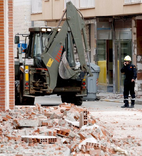 Efectivos de la Unidad Militar de Emergencias, en tareas de retirada de escombros en el barrio de Las Viñas.