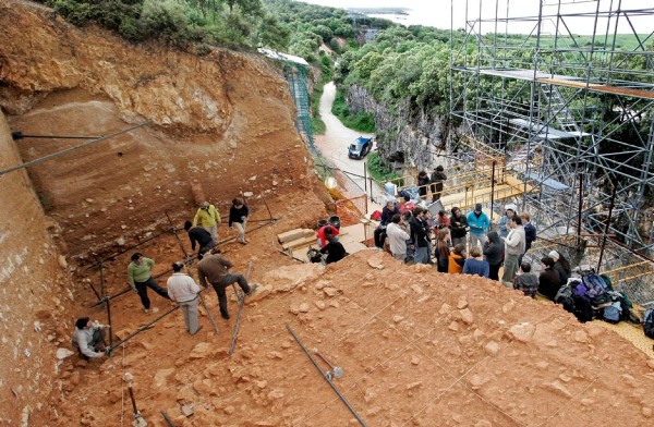 En la foto varios miembros del equipo trabajan en las excavaciones de los yacimientos de Atapuerca.