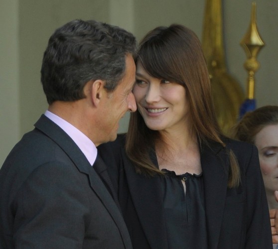 El presidente francés Nicolás Sarkozy (i) y la primera dama de Francia, Carla Bruni (d).