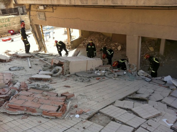 Bomberos de la Comunidad de Madrid apuntalan algunos de los edificios más dañados por el terremoto que afectó el miércoles a la localidad murciana de Lorca.