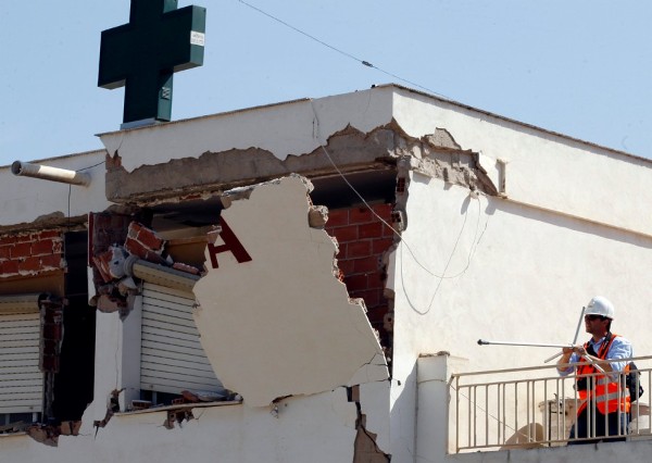 Los técnicos derriban la pared de un edificio afectado por los terremotos aunque el 57,76 por ciento de los edificios del casco urbano de Lorca (1.597 de 2.765), mayoritariamente viviendas, han sido declarados habitables, después de que anoche terminara la inspección y evaluación de daños causados.