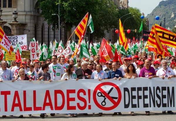 Miles de personas han participado en la manifestación que, convocada por más de 200 entidades sociales, ha recorrido hoy el centro de Barcelona para protestar contra los recortes del Govern.