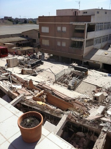 Estado de uno de los edificios de Lorca (Murcia) afectado po los terremotos del pasado miércoles en el que trabajan los bomberos de la Comunidad de Madrid.