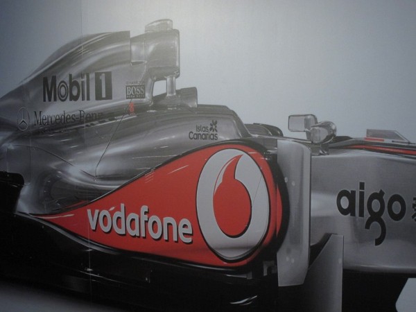 El destino Islas Canarias se promocionará este fin de semana en los vehículos de Vodafone McLaren Mercedes durante el Gran Premio de Fórmula 1 de Montmeló. El logotipo turístico del archipiélago aparecerá en los laterales de los dos coches de la escudería inglesa.