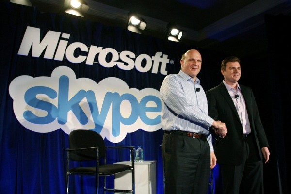 El director ejecutivo de Microsoft Steve Ballmer (a la izquierda) saluda al director ejecutivo de Skype, Tony Bates luego de que Microsoft comprara a Skype en San Francisco.