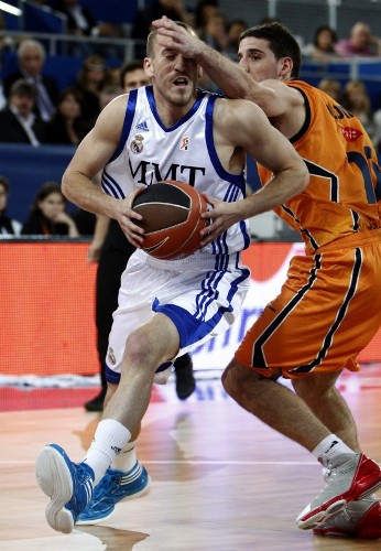 El base del Real Madrid, Sergio Rodriguez, intenta superar la defensa del jugador del Fuenlabrada, en el primer partido de cuartos de final del Play Off de la liga ACB de baloncesto que se disputa esta tarde en la Caja Mágica.