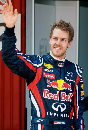 El piloto alemán Sebastian Vettel (Red Bull) saluda al público tras conseguir la segunda posición al finalizar la última sesión de entrenamientos oficiales realizados esta mañana en el Circuito de Catalunya en Montmeló (Barcelona), en el Gran Premio de España de Fórmula 1.