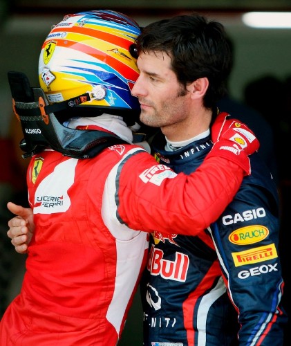 El piloto australiano Mark Webber (Red Bull), recibe la felicitación del español de Ferrari Fernando Alonso (i) tras conseguir la pole al finalizar la última sesión de entrenamientos oficiales realizados esta mañana en el Circuito de Catalunya en Montmeló (Barcelona), en el Gran Premio de España de Fórmula 1.