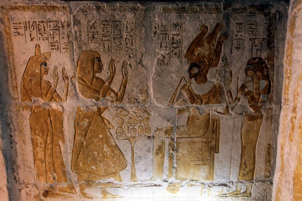Una toma del dibujo en uno de los muros dentro de las tumbas de Horemheb en el complejo funerario del Imperio Nuevo en Saqara, a 30 kilómetros de El Cairo, Egipto, hoy lunes 23 de mayo de 2011. De acuerdo con el ministerio de antiguedades, Horemheb fue un hombre muy importaante durante el reinado de Tutankamón, también están las tumbas al noble Pai y a su hijo Raia; a los nobles Merineiz y Ptahemuia, que vivieron durante el reinado de Akenatón (1361 y 1352 a.C); y a Tia, uno de los principales oficiales de Ramsés II (1304-1237 a.C.).