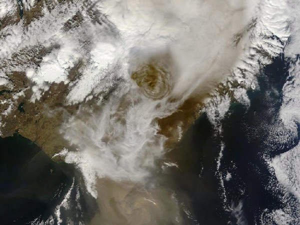 Imagen satelital del 22 de mayo de 2011 cedida por la NASA y disponible hoy, lunes 23 de mayo, obtenida por el Espectroradiómetro de Resolución Moderada (MODIS, por sus siglas en inglés) a bordo del satélite Terra, que muestra la nube de ceniza procedente del volcán islandés Grimsvoetn, que entró en erupción el pasado sábado. La autoridad de control aéreo de Islandia (Isavia) cerró este 22 de mayo el espacio aéreo islandés de forma temporal por la erupción del volcán Grimsvoetn, pero no espera que la situación afecte al resto del espacio aéreo europeo.
