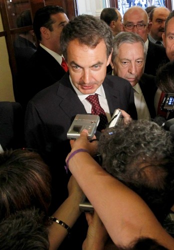 El presidente del Gobierno, José Luis Rodríguez Zapatero (c), atiende a los medios de comunicación a su salida de la sesión de control celebrada hoy en el Congreso tras el parón de las elecciones autonómicas y municipales.