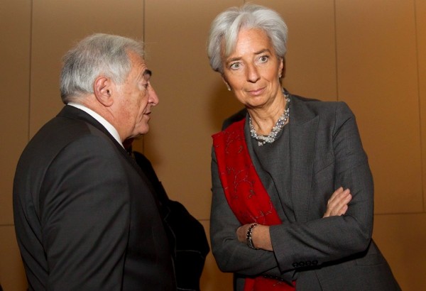 Imagen de archivo tomada el 18 de febrero de 2011 que muestra a la ministra francesa de Finanzas, Chritine Lagarde, (d), conversando con el ex director general del Fondo Monetario Internacional, Dominique Strauss-Kahn.
