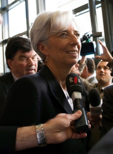 La ministra francesa de Finanzas, Christine Lagarde, (c), atiende a los medios tras anunciar que se presenta como candidata para suceder a Dominique Strauss-Kahn al frente del Fondo Monetario Internacional (FMI), hoy, miércoles, 25 de mayo de 2011, en París, Francia. En una rueda de prensa rodeada de gran expectación mediática, la representante gala apuntó que ha decidido presentarse al cargo 