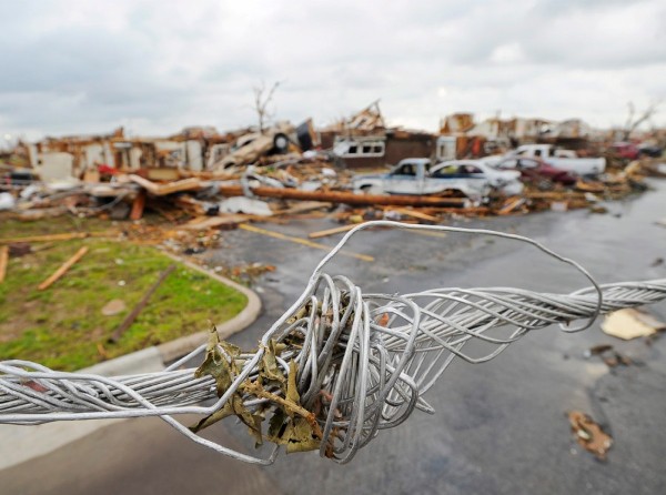 Amasijo de coches y restos de viviendas en un barrio de Joplin, Estados Unidos, tras el paso del devastador tornado.
