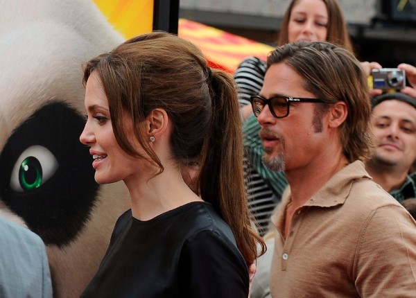 La actriz estadounidense Angelina Jolie (i) y su esposo, el actor estadounidense Brad Pitt.