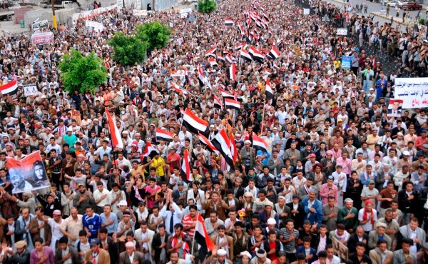Miles de manifestantes antigubernamentales participan en una protesta para pedir la renuncia del presidente Ali Abdalá Saleh, hoy en Saná, Yemen. 