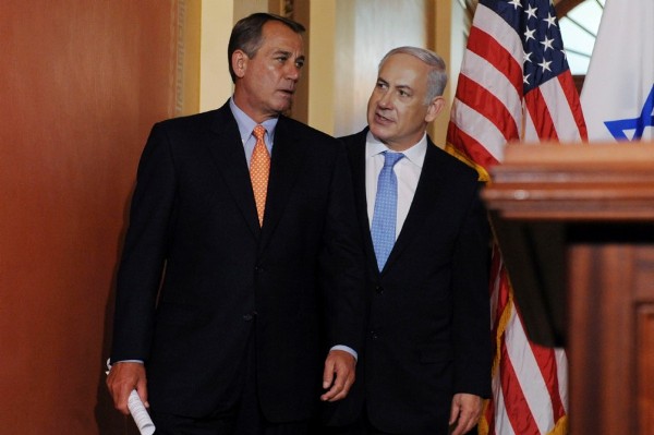 El presidente de la Cámara de Representantes de EE.UU., el republicano John Boehner (izda), conversa con el primer ministro de Israel, Benjamin Netanyahu.