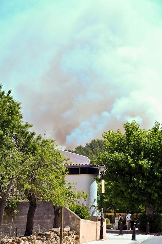 El incendio declarado ayer en la sierra de Morna en Ibiza ha quemado ya unas 1.500 hectáreas de pinar, aunque no ha causado heridos ni ha afectado a ninguna vivienda.