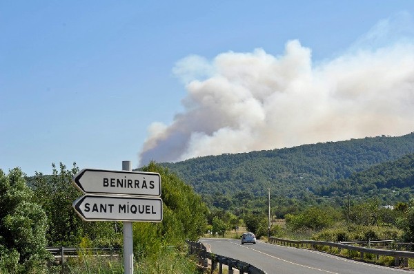 Vista desde el cruce de Benirrás del incendio declarado ayer en la sierra de Morna en Ibiza que ha quemado ya unas 1.500 hectáreas de pinar, aunque no ha causado heridos ni ha afectado a ninguna vivienda.