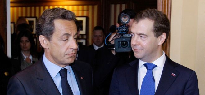 El presidente francés, Nicolas Sarkozy (izq), y su homólogo ruso, Dmitri Medvédev (dcha).