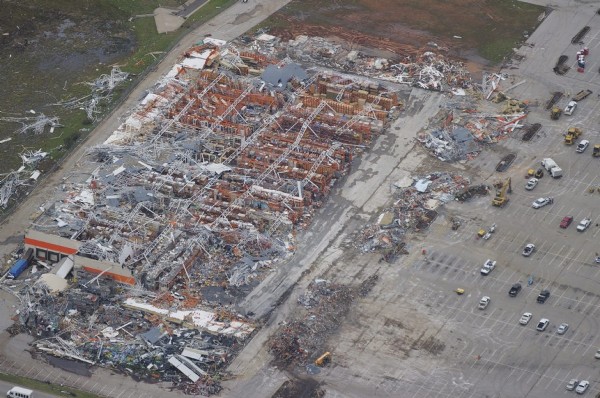 Fotografía aérea en la que se observan los destrozos causados en un almacen de Joplin, Misuri (EE.UU.) tras el paso de un devastador tornado que golpeó la ciudad.