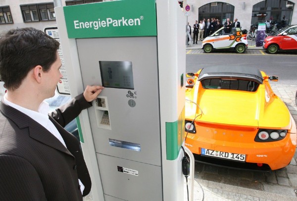 Un hombre carga su vehículo eléctrico en la primera estación oficial de recarga de vehículos eléctricos en Berlín.