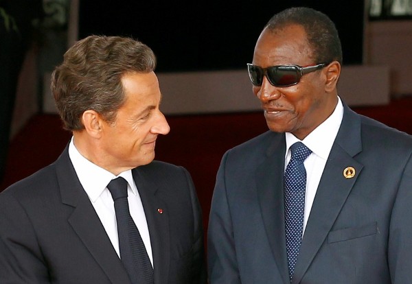 El presidente francés, Nicolas Sarkozy (I), recibe al nuevo presidente de Guinea, Alpha Condé.