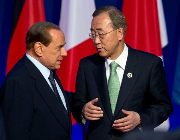 El primer ministro italiano, Silvio Berlusconi (i), conversa con el secretario general de la ONU, Ban-Ki Moon.