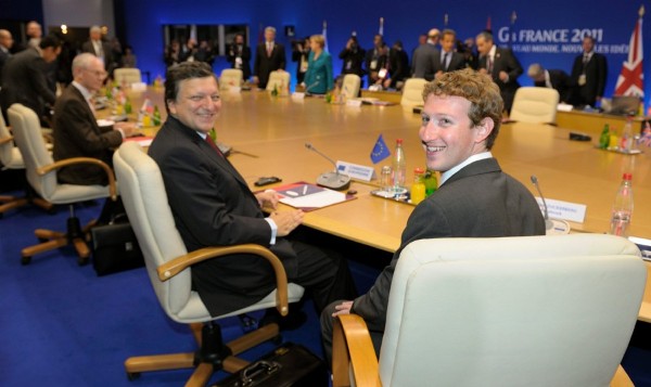 El fundador de la red social Facebook, Mark Zuckerberg (d), y el presidente de la Comisión Europea, Jose Manuel Durao Barroso (c).