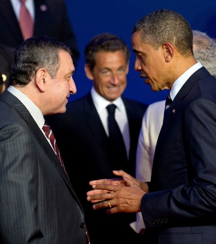 El presidente de EEUU, Barack Obama (d), conversa con el primer ministro egipcio, Essam Sharaf.