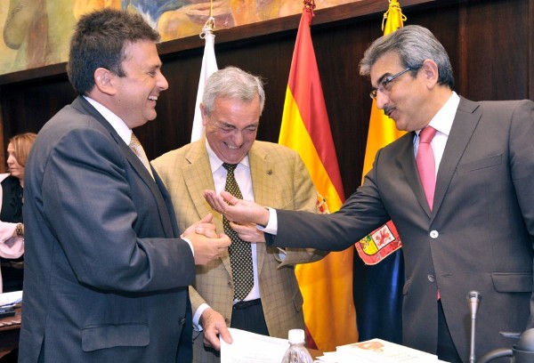 El presidente en funciones del Cabildo de Gran Canaria, Román Rodríguez (d), y el consejero de Economía, Luis Ibarra (i), bromean tras el pleno celebrado hoy.