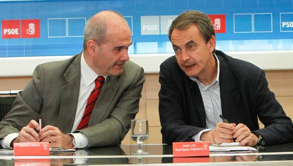 El presidente del Gobierno y secretario general del PSOE, José Luis Rodríguez Zapatero (d), conversa con el presidente del PSOE, Manuel Chaves (i), durante la reunión que mantiene, esta tarde en la sede socialista en Madrid.