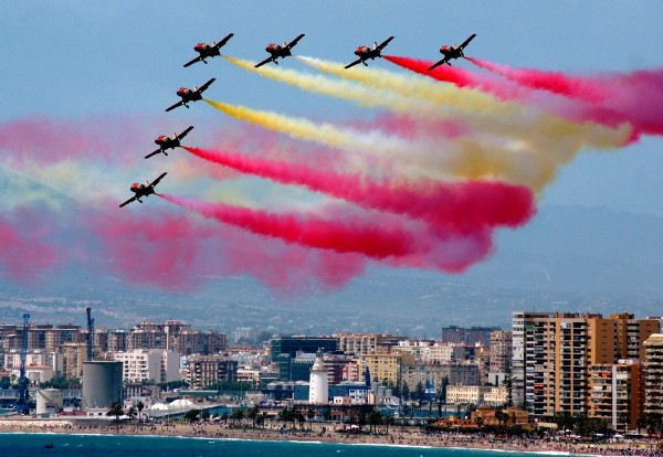 Los aviones que forman la patrulla Águila dibujan la bandera de España para finalizar frente a la costa de la capital malagueña la exhibición militar.