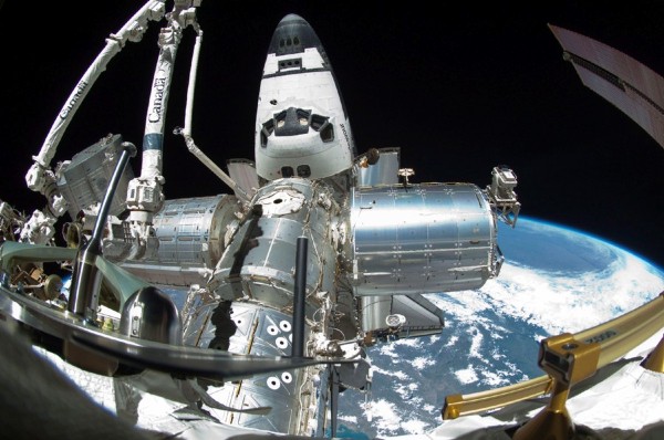 Fotografía facilitada por la NASA TV que muestra la Tierra y parte del exterior de la Estación Espacial Internacional.