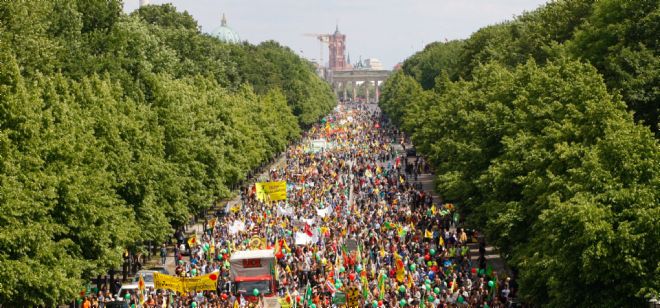 Miles de personas participan en una protesta antinuclear en Berlín, Alemania.