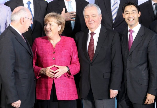 La canciller alemana, Angela Merkel (2-i), recibe a los miembros de la Comisión Ética, un equipo de expertos convocado tras la catástrofe de Fukushima para analizar el futuro energético de Alemania tras el fin de la era atómica, en Berlín (Alemania).