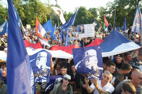 Seguidores del exgeneral serbio-bosnio Ratko Mladic, durante una manifestación organizada por el ultranacionalista Partido Radical Serbio (SRS), en Belgrado (Serbia).